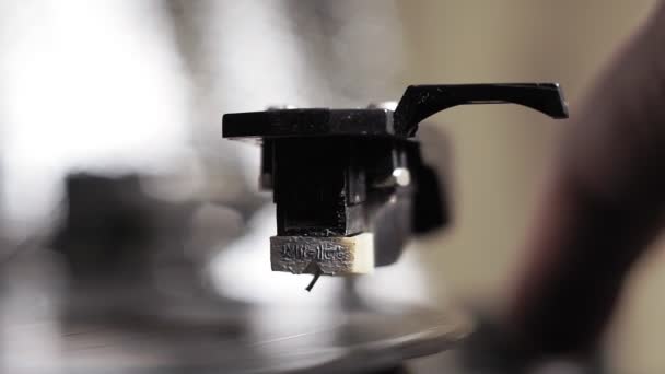 Close up image of old record player, retro filtered. избирательный фокус. Ретро-стиль — стоковое видео