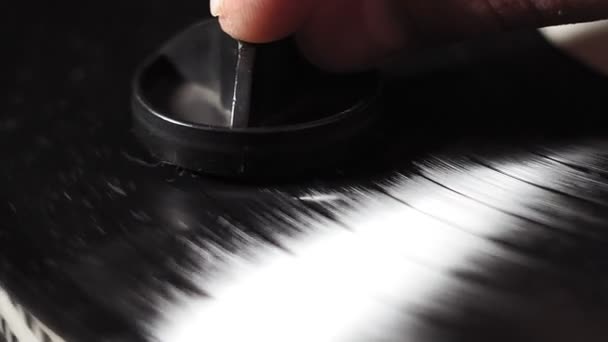 Old school record player. removes dust from the vinyl record. close-up selective focus — 비디오