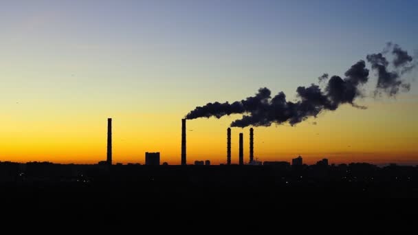 Rauch aus den Fabrikschornsteinen bei Sonnenuntergang. Konzept der Umweltverschmutzung — Stockvideo