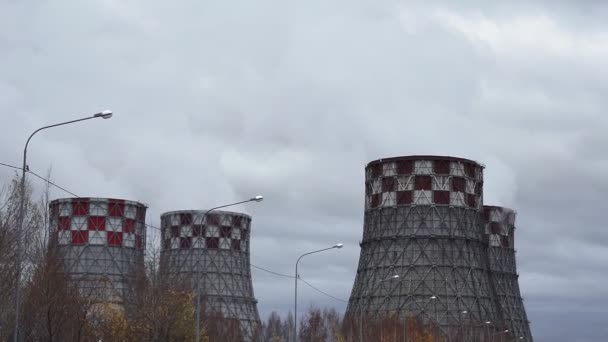 Завод электростанции крупным планом. выпускает пар в воздух. концепция загрязнения атмосферы — стоковое видео