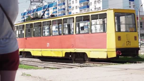 Volzhsky, Russia-luglio 2019: Passaggio di tram vecchio in città in estate. Stile retrò, vecchio trasporto — Video Stock