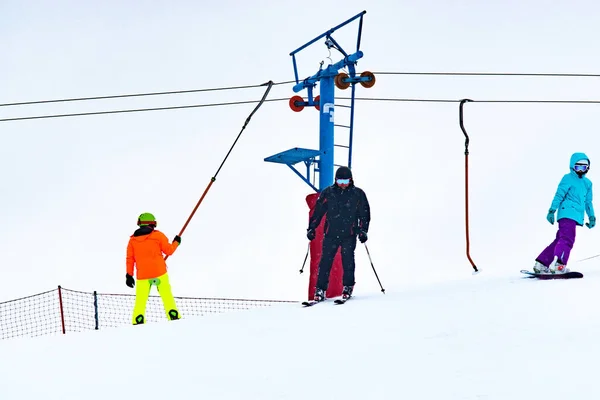 Aufstieg des Snowboardens und Skifahrens im Winter. Ort für Text, Wintersport, Unterhaltung, Freizeit. Familienurlaub, Freizeit — Stockfoto