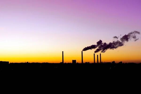 Mauvaise qualité d'air. Pollution atmosphérique provenant de l'usine. Fumée provenant de la cheminée du tuyau industriel sur le ciel couchant. Concept de problème de réchauffement climatique . — Photo