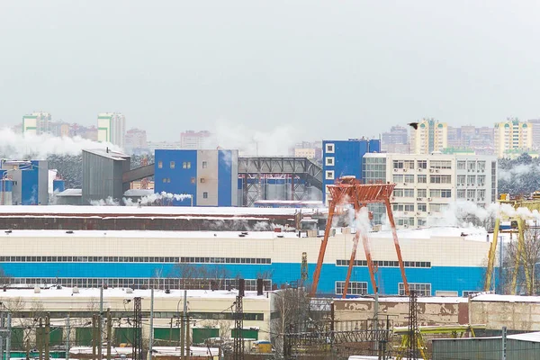 Вид на промислове місто заводу. Вид на великий завод з курильними трубами — стокове фото