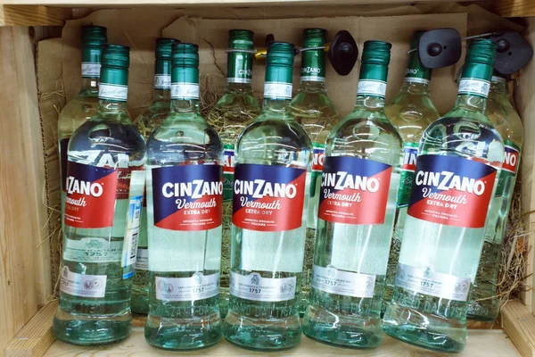 Tyumen, Russie-20 janvier 2020 : Cinzano vermouth store. La vente de boissons alcoolisées à l'hypermarché Auchan — Photo
