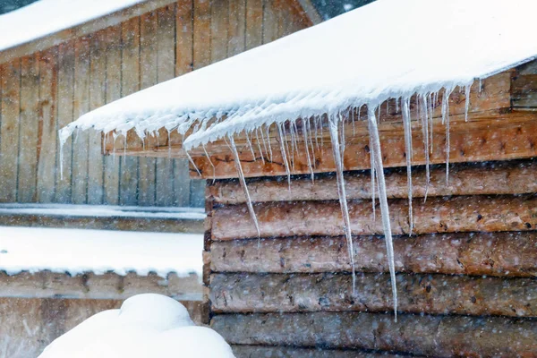 Icicles on the roof, frozen water. cold winter weather concept, soft focus — Stock Photo, Image