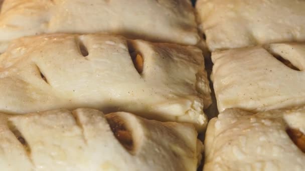 Pasteles de hojaldre con relleno de manzana y hornear canela en el horno. Imágenes de lapso de tiempo de la cocina — Vídeos de Stock