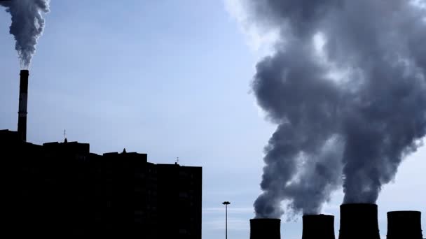 Промышленный завод на голубом фоне неба. концепция загрязнения окружающей среды — стоковое видео