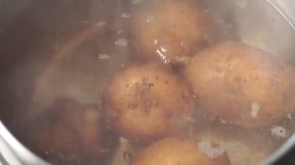 Cocinar patatas en la piel. olla llena de agua hirviendo con comida en el interior. Concepto de cocina — Vídeos de Stock