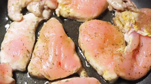 Morceaux crus de filet de poulet dans une poêle chaude et frit — Video