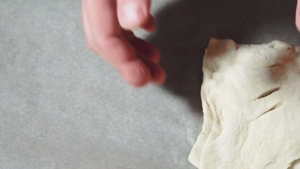 Se pone papel pergamino y bollos de hojaldre protejidos antes de cocinar. hacer pasteles caseros — Vídeos de Stock