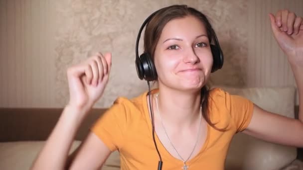 Menina atraente com ouvir música. risos sorrisos — Vídeo de Stock