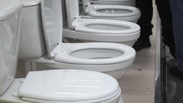 Туалеты продажа санитарной продукции в сантехническом магазине — стоковое видео