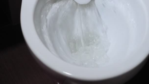 Lava el agua en el inodoro. Vista de cerca del agua corriendo por el inodoro en el baño — Vídeo de stock