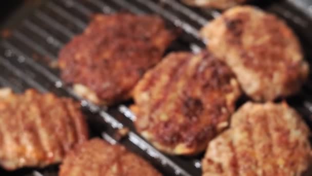 Juicy cutlets made from minced meat fried in a metal open.close-up.selective focus on the camera image. cooking homemade food from minced meat — 图库视频影像