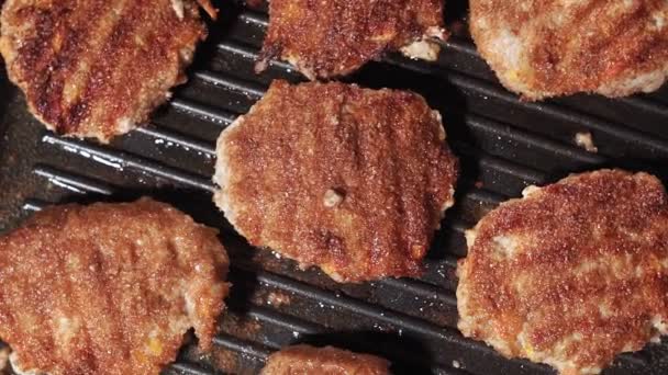 Soczyste kotlety z mięsa mielonego smażone w metalowym otworzeniu.close-up.selective ostrość gotowanie domowe jedzenie z mięsa mielonego — Wideo stockowe