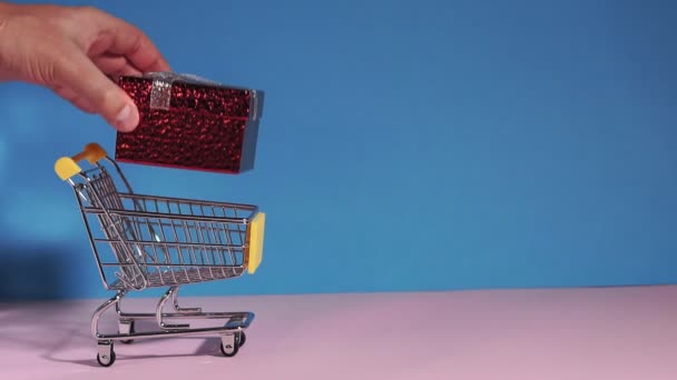 Košík plný dárků na růžovém pozadí, s negativním prostorem — Stock video