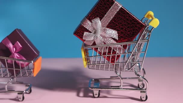 Acquistare regali nel negozio online. scatole regalo cestino e borse negozio. carrello della spesa. Il concetto di shopping — Video Stock