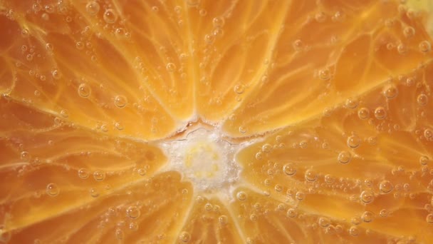 Сочные спелые апельсиновые фрукты крупным планом. апельсин в воде под водой. фрукты для сока — стоковое видео