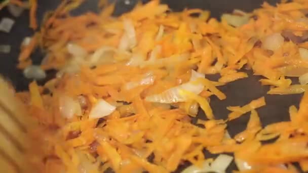 Carote arrostenti in primo piano. cucinare cibo fatto in casa. medicazione, per Lecho, zuppa — Video Stock