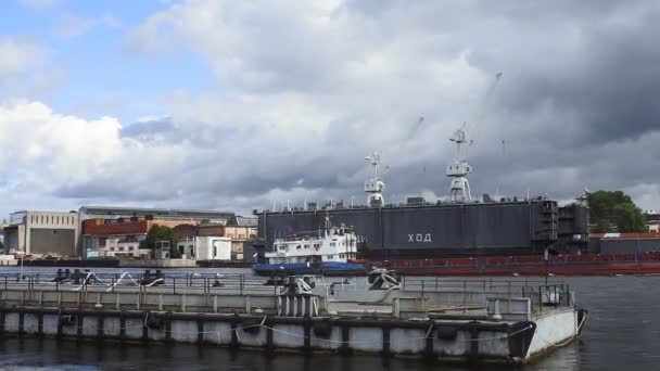 San Petersburgo, Rusia-2 de agosto de 2019: Barcaza navegando por el río Neva — Vídeos de Stock