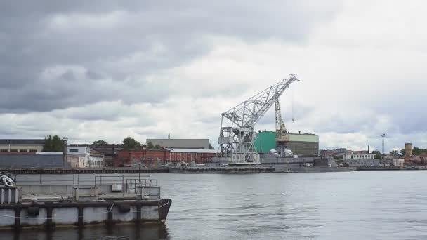 Large construction crane in the port on the river — Αρχείο Βίντεο