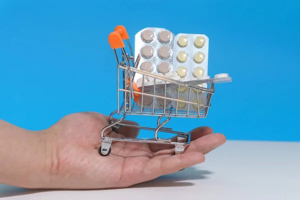 Покупка таблеток, концепция медицинских изделий — стоковое фото