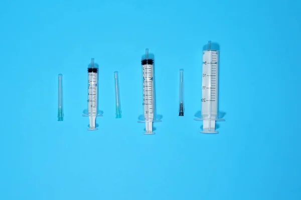 Syringes on a blue background medical concept, dosage of medication top view. place for copy space text, Flat lay — ストック写真