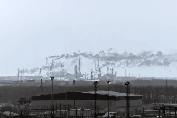 Ecología, humo en el cielo, foto en blanco y negro. Ecología, plantas, concepto de contaminación atmosférica y medio ambiente — Foto de Stock