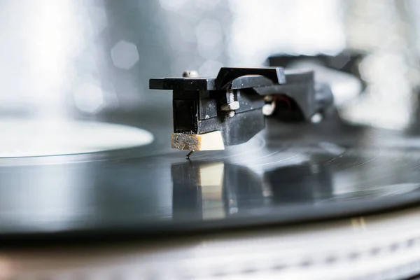 Close up image of old record player, retro filtered. избирательный фокус. Ретро-стиль — стоковое фото