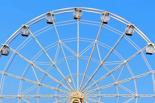 Ferris wheel against the blue sky in summer — стокове фото