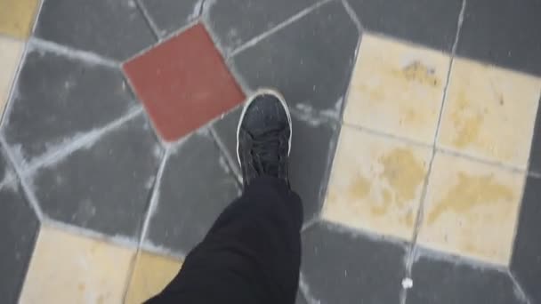 Pies de un hombre en zapatos en zapatillas vista superior. un peatón camina sobre el asfalto en primera persona . — Vídeos de Stock