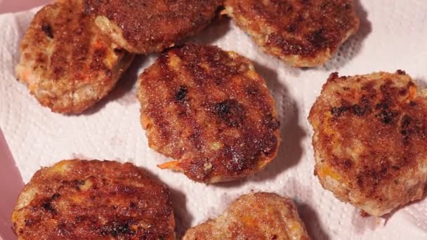 Grandes costeletas fritas close-up macro. produtos de carne suculentos, carne frita — Vídeo de Stock