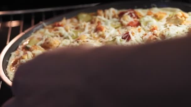 Приготовление пиццы с сыром в духовке — стоковое видео