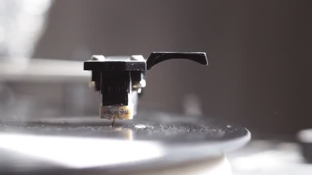 Close up image of old record player, retro filtered. избирательный фокус. Ретро-стиль — стоковое видео