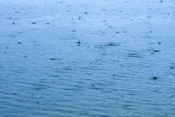 Pluie Légère Surface Eau Une Rivière Formant Des Motifs Circulaires — Photo