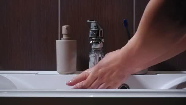 Concetto di igiene, un uomo che si lava le mani in bagno primo piano. Uomo lavaggio mano maschile con acqua e sapone sotto il rubinetto — Video Stock