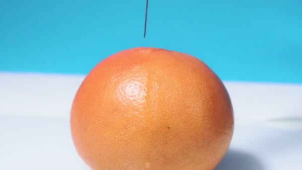 Injeção em toranja - fruta e coloque o espaço da seringa, injeções de vitamina C — Vídeo de Stock