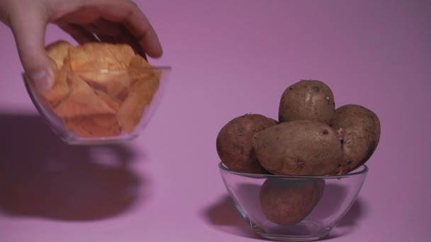Crispy potato chips in a bowl on a white background, top view. natural potatoes — Stock Footage Crispy potato chips in a bowl on a white background, top view. natural potatoes Video Clip