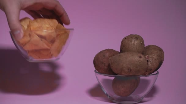 Krokante chips in een kom op een witte achtergrond, bovenaanzicht. natuurlijke aardappelen — Stockvideo