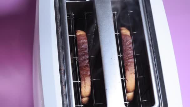 Burning Toast cocinando un mal desayuno. El humo sube de las tostadas negras . — Vídeos de Stock