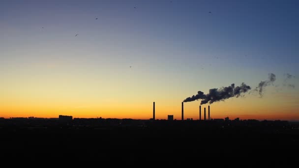 Fabryki dymu lub pary do atmosfery o zachodzie słońca. koncepcja zanieczyszczenia środowiska — Wideo stockowe