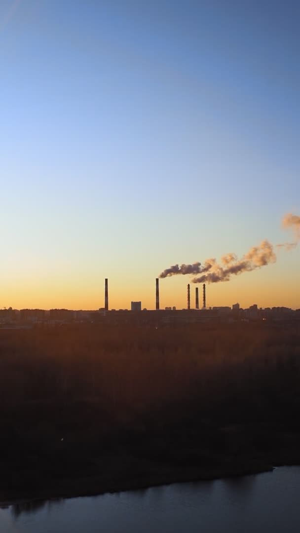 Fabbriche di fumo o vapore nell'atmosfera al tramonto. concetto di inquinamento ambientale video verticale — Video Stock