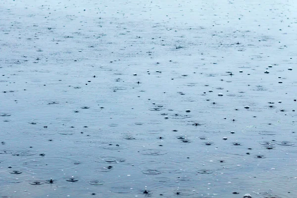 Leichter Regen Auf Der Oberfläche Eines Flusswassers Bildet Kreisförmige Muster — Stockfoto