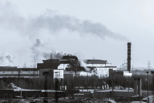 Anläggningar Och Fabriker Med Rök Från Skorstenar Luftföroreningskoncept Svartvitt Foto — Stockfoto