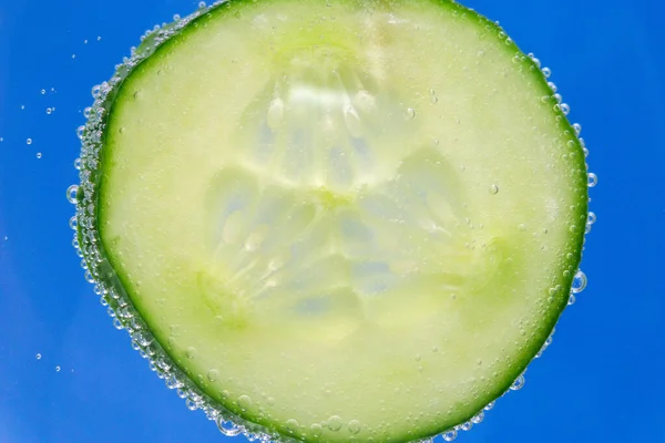 Bellen Een Druppel Water Zijkant Van Een Glas Met Komkommer — Stockfoto