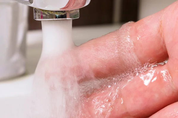 Concepto Higiene Hombre Lavándose Las Manos Baño Cerca — Foto de Stock