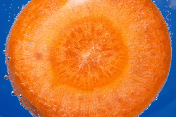 Rodaja Zanahoria Naranja Fotografía Macro Cerca Las Verduras Bajo Agua — Foto de Stock