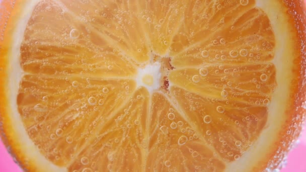 Orange fruit, citrus vitamins . Orange slice and the external part close up. macro under water in water, fresh fruit for juice. bright juicy fruit, selective focus — 图库视频影像