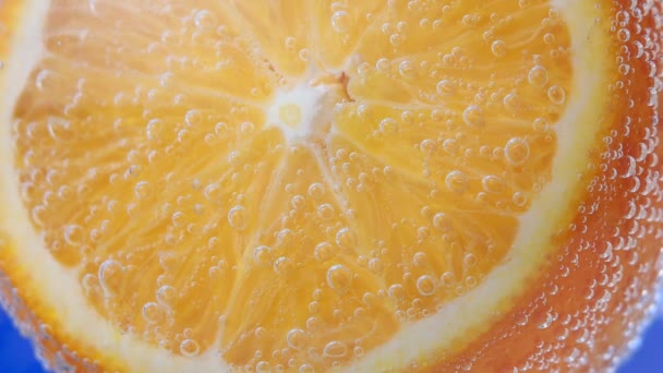 Close-up beeld van sinaasappelfruit, achtergrond in water, onder water. achtergrond, textuur — Stockvideo